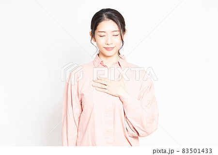 胸に手を当てる女性 胸に手を当てる女性 83501433