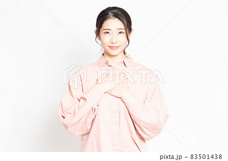 胸に手を当てる女性 胸に手を当てる女性 83501438