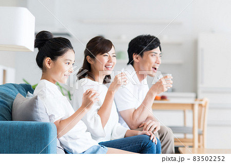 ミネラルウォーターを飲む若い家族 ミネラルウォーターを飲む若い家族 83502252