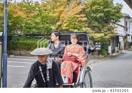 日田市豆田町を人力車で観光する若いカップル　【撮影協力 日田市観光協会】 83502263