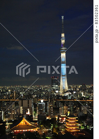 東京スカイツリーと浅草寺の夜景 東京スカイツリーと浅草寺の夜景 83502361