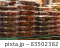 ニューヨークのデリカで販売されているサラミ 83502382
