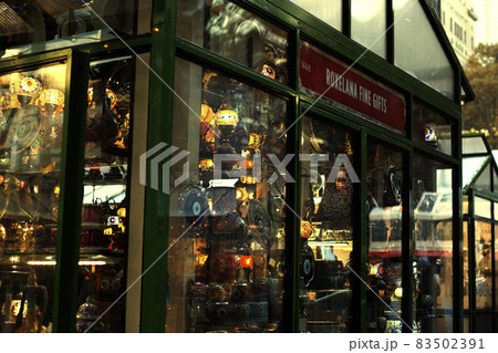 ニューヨークの公園にある雑貨屋 83502391