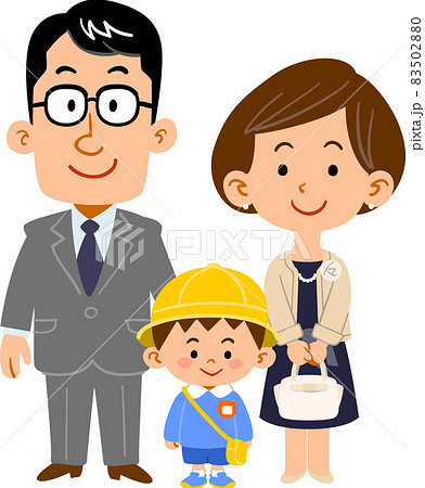 幼稚園入園式の男子児童と両親 83502880