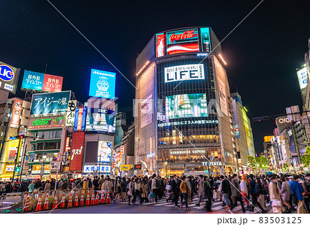 日本の東京都市景観 ハロウィーン前夜、“時短全面解除後”初の週末…渋谷は脅威の人流…＝10月30日 83503125