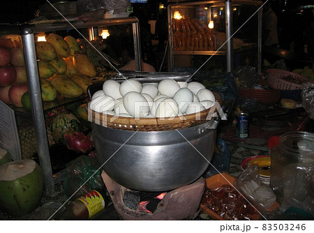 カンボジア、シェムリアップのオールドマーケットで孵化寸前のアヒルの卵。(ポンティアコォン) カンボジア、シェムリアップのオールドマーケットで孵化寸前のアヒルの卵。(ポンティアコォン) 83503246