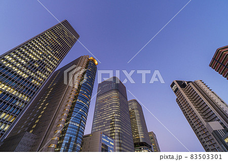 大阪都市風景　中之島3丁目南歩道橋から中之島のビル群の眺め　夕景 83503301