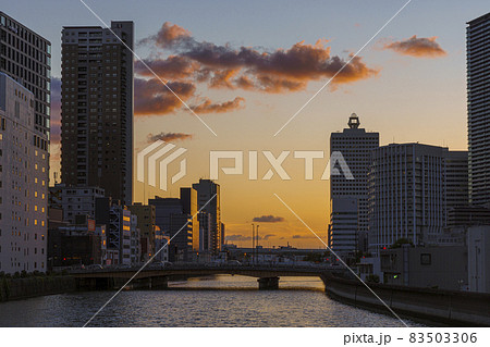 大阪都市風景　中之島　筑前橋からの夕景 83503306