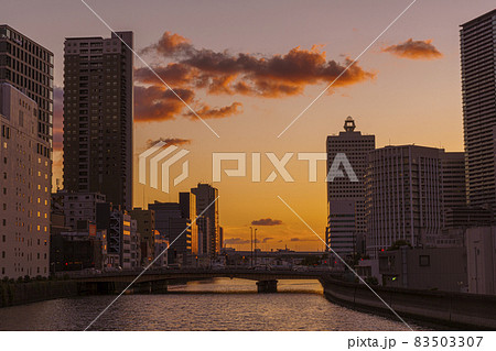 大阪都市風景 中之島 筑前橋からの夕景 大阪都市風景 中之島 筑前橋からの夕景 83503307
