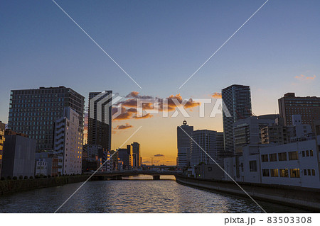 大阪都市風景 中之島 筑前橋からの夕景 大阪都市風景 中之島 筑前橋からの夕景 83503308