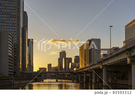 大阪都市風景　大江橋から見た中之島の都市風景　夕景 83503312