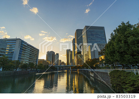 大阪都市風景 淀屋橋から大阪中之島の夕景 大阪都市風景 淀屋橋から大阪中之島の夕景 83503319