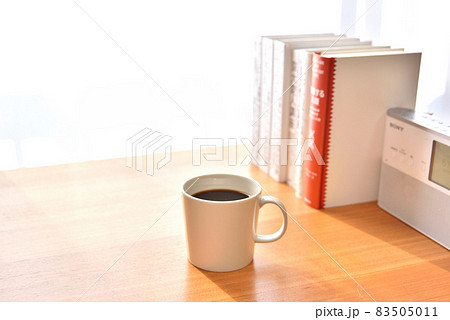 珈琲のある風景　朝のコーヒータイム　書斎風景　勉強部屋風景　　 83505011