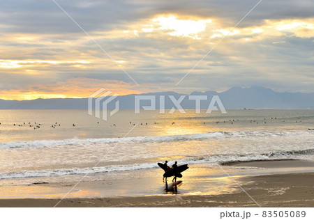 湘南鵠沼海岸の夕陽とサーファー 湘南鵠沼海岸の夕陽とサーファー 83505089
