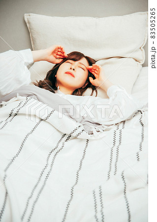 睡眠障害・眠れない女性（頭痛・発熱） 83505265