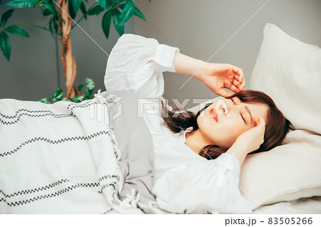 睡眠障害・眠れない女性(頭痛・発熱) 睡眠障害・眠れない女性(頭痛・発熱) 83505266
