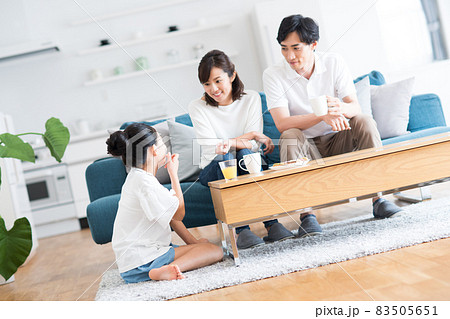 リビングでくつろぐ若い家族 83505651
