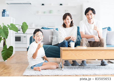 リビングでくつろぐ若い家族 83505653