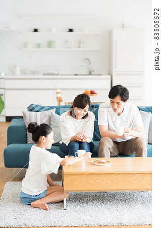 リビングでくつろぐ若い家族 リビングでくつろぐ若い家族 83505672
