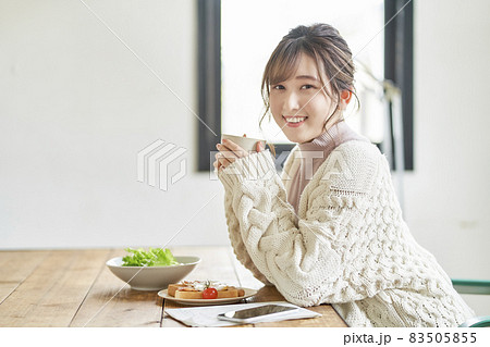 女性　朝ごはん 83505855
