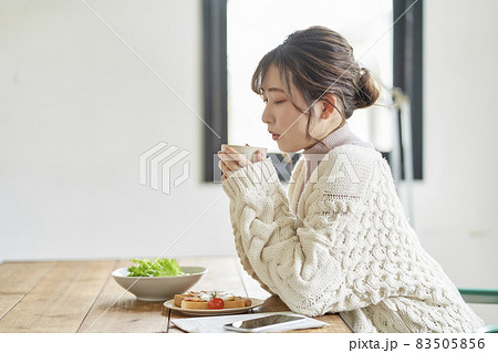 女性　朝ごはん 83505856