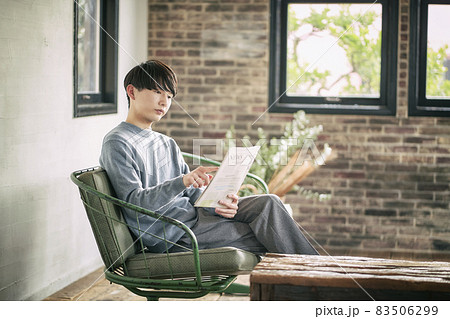 新聞を読む男性 83506299