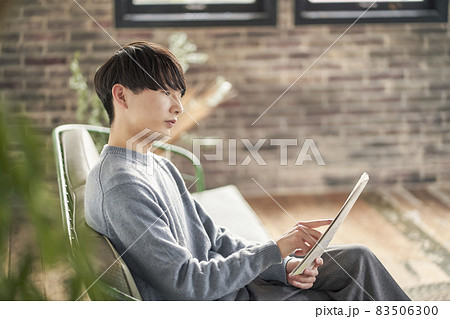 新聞を読む男性 83506300