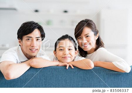 リビングでくつろぐ若い家族 リビングでくつろぐ若い家族 83506337
