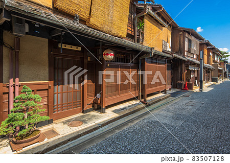 京都　上七軒の町並み 83507128