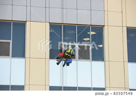 Man Cleaning windows on a Office Building 83507549