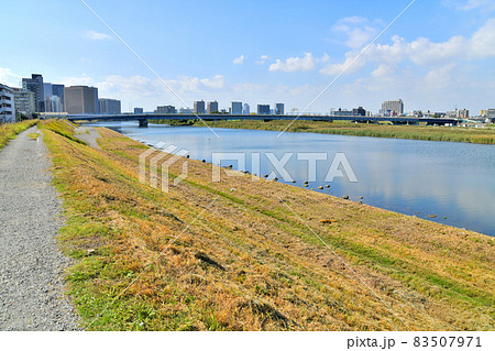 六郷橋/多摩川、川崎駅方面を下流より望む(神奈川県川崎市)【2021.10】 六郷橋/多摩川、川崎駅方面を下流より望む(神奈川県川崎市)【2021.10】 83507971