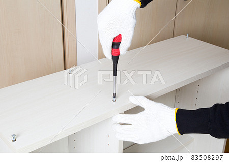 家具　組み立て作業 83508297