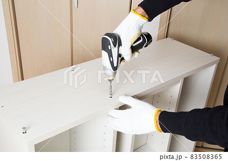 家具　組み立て作業 83508365