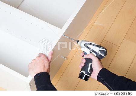 家具の組み立て作業 83508366