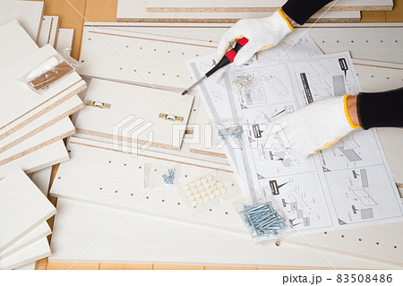 家具の組み立て作業 家具の組み立て作業 83508486