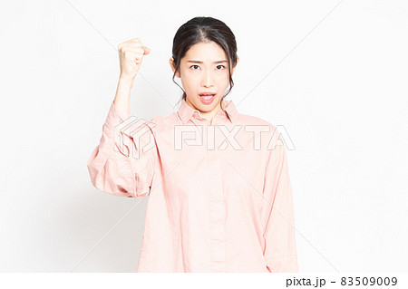 白背景の前で怒っているポーズをする女性 白背景の前で怒っているポーズをする女性 83509009