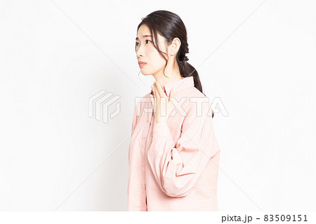 風邪をひいて喉が痛い女性 83509151