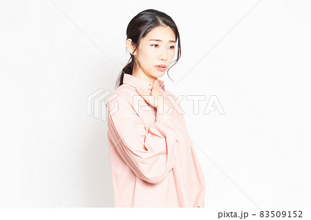 風邪をひいて喉が痛い女性 風邪をひいて喉が痛い女性 83509152