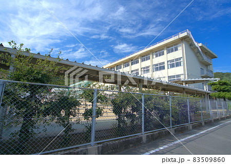 【統合】福山市立千年中学校の渡り廊下と校舎　広島県福山市 83509860