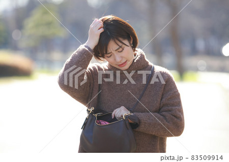 忘れ物に気付く女性 忘れ物に気付く女性 83509914