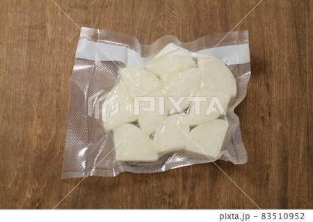 生野菜の冷凍真空保存、カットされた大根 83510952