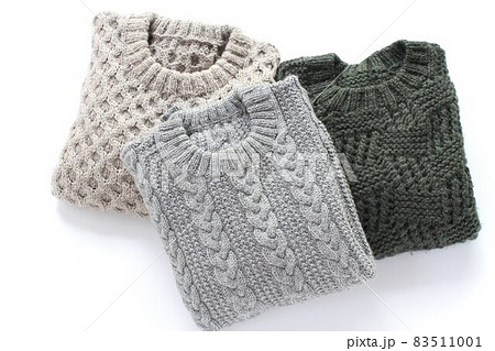 一針一針棒針で編み込んだ手編みのセーター、三枚 83511001