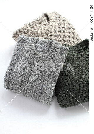 一針一針棒針で編み込んだ手編みのセーター、三枚 83511004
