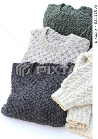 一針一針棒針で編み込んだ手編みのセーター、三枚 一針一針棒針で編み込んだ手編みのセーター、三枚 83511005