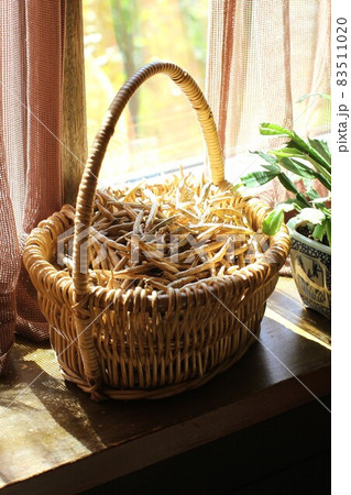 手かごに入れた小豆、窓辺で乾燥 手かごに入れた小豆、窓辺で乾燥 83511020