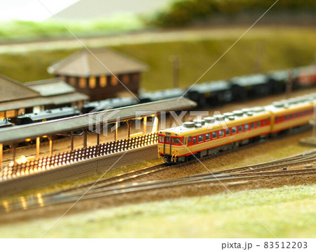 田舎の駅に止まるキヤ28のNゲージの鉄道模型の写真素材