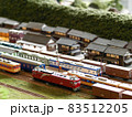 田舎の駅に止まる列車の鉄道模型 83512205