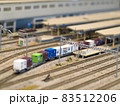 駅を通過する貨物列車 83512206