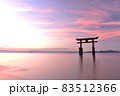 湖上の鳥居と朝焼け 83512366