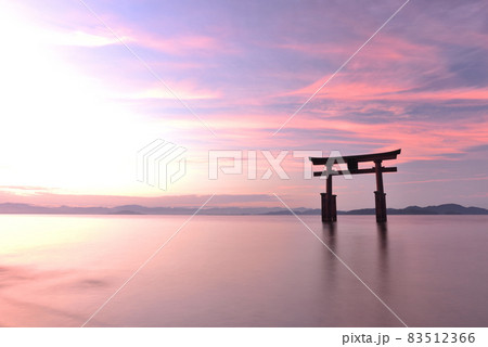 湖上の鳥居と朝焼け 83512366
